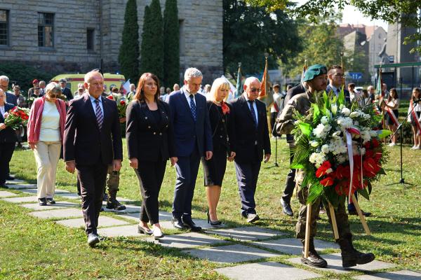 Uroczystości przy Pomniku Ofiar Katynia i Sybiru- kliknij aby powiększyć