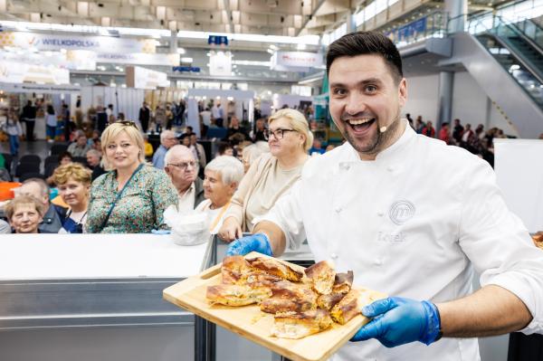 Urząd Marszałkowski Województwa Wielkopolskiego przygotował na Smaki Regionów wypełnione smakowitościami stoisko- kliknij aby powiększyć