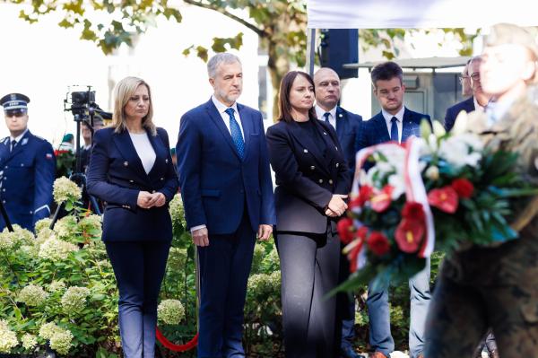  Uroczystości odbyły się przy pomniku Polskiego Państwa Podziemnego i Armii Krajowej w Poznaniu- kliknij aby powiększyć