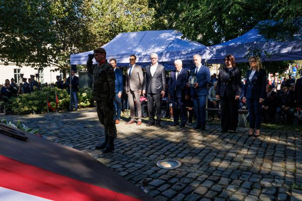  Uroczystości odbyły się przy pomniku Polskiego Państwa Podziemnego i Armii Krajowej w Poznaniu- kliknij aby powiększyć