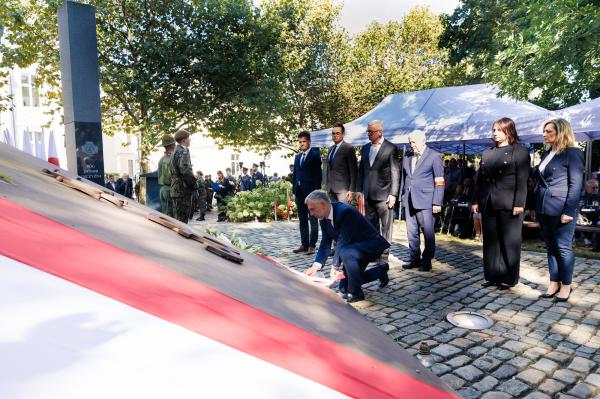  Uroczystości odbyły się przy pomniku Polskiego Państwa Podziemnego i Armii Krajowej w Poznaniu- kliknij aby powiększyć