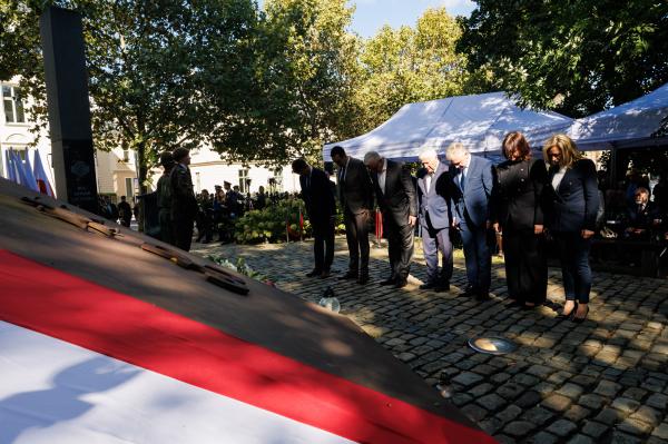  Uroczystości odbyły się przy pomniku Polskiego Państwa Podziemnego i Armii Krajowej w Poznaniu- kliknij aby powiększyć