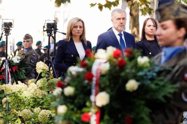  Uroczystości odbyły się przy pomniku Polskiego Państwa Podziemnego i Armii Krajowej w Poznaniu- kliknij aby powiększyć