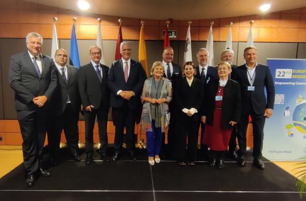 Fot. Artur Boinski, na zdjęciu Komisarz Elisa Ferreira, Przewodniczący KR Vasco Alvez Cordeiro, Sekretarz Generalny KR Petr Blizkovsky i szefowie delegacji krajowych rozszerzenia z 2004 r.- kliknij aby powiększyć