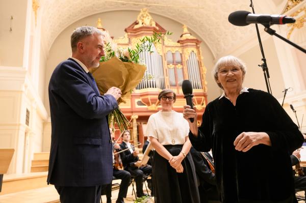 13 października 2024 r. w Auli UAM w Poznaniu Maestra Agnieszka Duczmal symbolicznie przekazała batutę swojej następczyni Annie Duczmal-Mróz- kliknij aby powiększyć