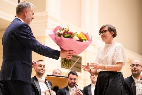 13 października 2024 r. w Auli UAM w Poznaniu Maestra Agnieszka Duczmal symbolicznie przekazała batutę swojej następczyni Annie Duczmal-Mróz- kliknij aby powiększyć