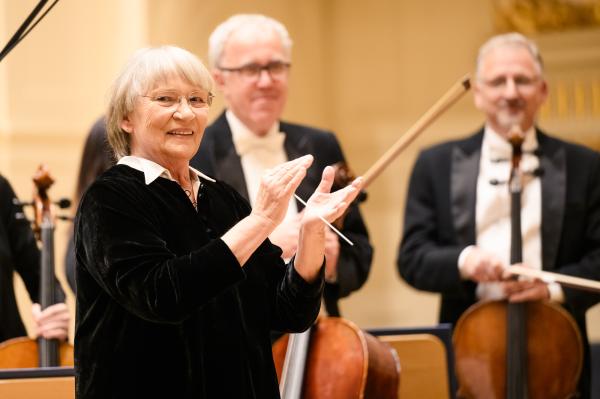 13 października 2024 r. w Auli UAM w Poznaniu Maestra Agnieszka Duczmal symbolicznie przekazała batutę swojej następczyni Annie Duczmal-Mróz- kliknij aby powiększyć