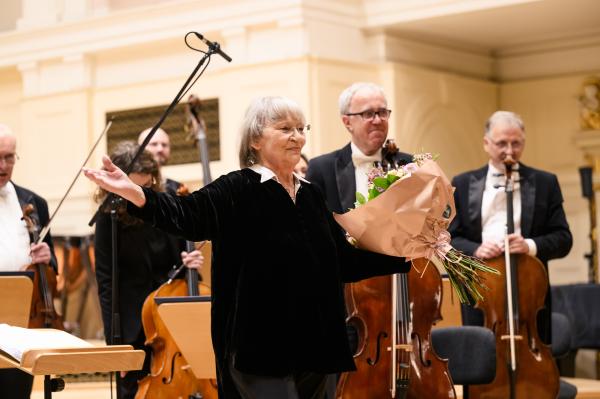 13 października 2024 r. w Auli UAM w Poznaniu Maestra Agnieszka Duczmal symbolicznie przekazała batutę swojej następczyni Annie Duczmal-Mróz- kliknij aby powiększyć