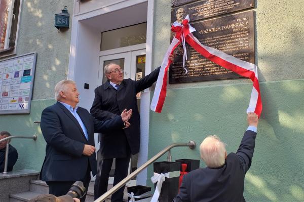 W Poznaniu odsłonięto tablicę upamiętniającą Ryszarda Napierałę, zasłużonego działacza społecznego i wieloletniego prezesa Poznańskiego Okręgowego Związku Rolników, Kółek i Organizacji Rolniczych.- kliknij aby powiększyć