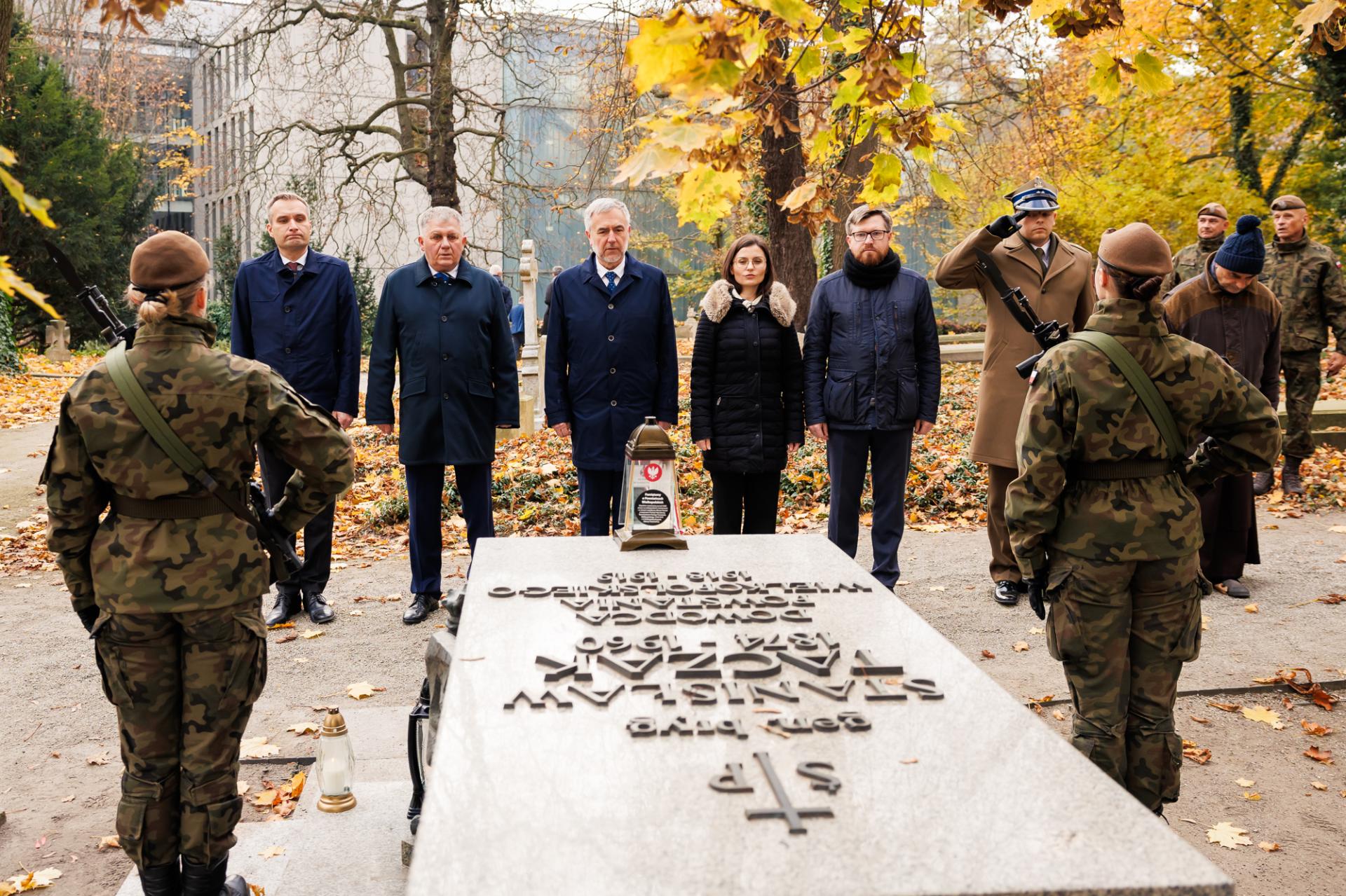 Pamięć o tych, którzy odeszli. Marszałek złożył kwiaty na mogiłach  - zobacz więcej