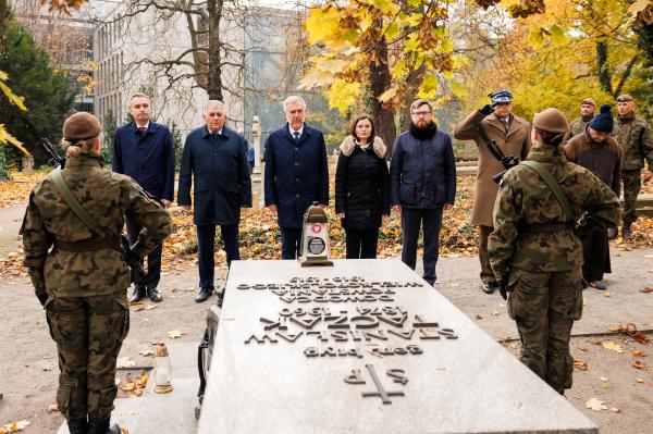 Marszałek Marek Woźniak złożył wspólnie z przedstawicielami władz wojewódzkich i poznańskimi samorządowcami na mogiłach Cmentarza Zasłużonych Wielkopolan i w miejscach pamięci stolicy Wielkopolski.- kliknij aby powiększyć