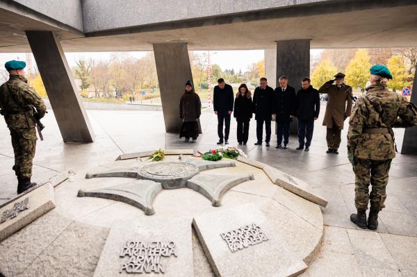 Marszałek Marek Woźniak złożył wspólnie z przedstawicielami władz wojewódzkich i poznańskimi samorządowcami na mogiłach Cmentarza Zasłużonych Wielkopolan i w miejscach pamięci stolicy Wielkopolski.- kliknij aby powiększyć