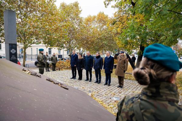 Marszałek Marek Woźniak złożył wspólnie z przedstawicielami władz wojewódzkich i poznańskimi samorządowcami na mogiłach Cmentarza Zasłużonych Wielkopolan i w miejscach pamięci stolicy Wielkopolski.- kliknij aby powiększyć