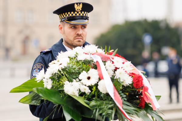 Marszałek Marek Woźniak złożył wspólnie z przedstawicielami władz wojewódzkich i poznańskimi samorządowcami na mogiłach Cmentarza Zasłużonych Wielkopolan i w miejscach pamięci stolicy Wielkopolski.- kliknij aby powiększyć