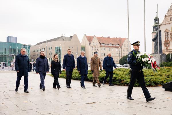 Marszałek Marek Woźniak złożył wspólnie z przedstawicielami władz wojewódzkich i poznańskimi samorządowcami na mogiłach Cmentarza Zasłużonych Wielkopolan i w miejscach pamięci stolicy Wielkopolski.- kliknij aby powiększyć