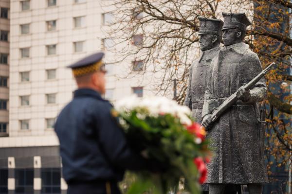 Marszałek Marek Woźniak złożył wspólnie z przedstawicielami władz wojewódzkich i poznańskimi samorządowcami na mogiłach Cmentarza Zasłużonych Wielkopolan i w miejscach pamięci stolicy Wielkopolski.- kliknij aby powiększyć