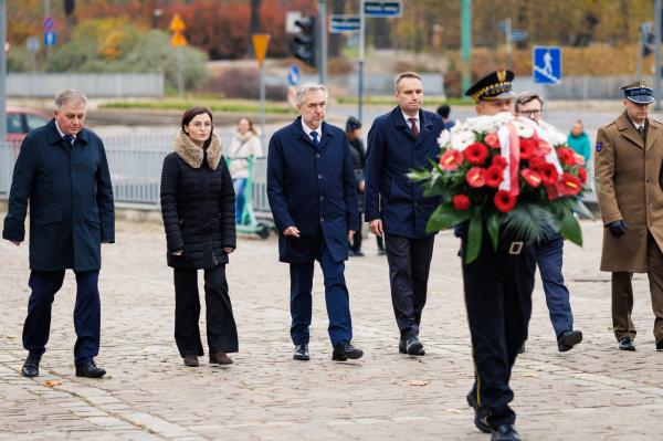 Marszałek Marek Woźniak złożył wspólnie z przedstawicielami władz wojewódzkich i poznańskimi samorządowcami na mogiłach Cmentarza Zasłużonych Wielkopolan i w miejscach pamięci stolicy Wielkopolski.- kliknij aby powiększyć