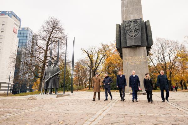 Marszałek Marek Woźniak złożył wspólnie z przedstawicielami władz wojewódzkich i poznańskimi samorządowcami na mogiłach Cmentarza Zasłużonych Wielkopolan i w miejscach pamięci stolicy Wielkopolski.- kliknij aby powiększyć