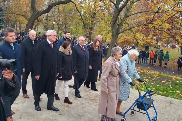 W Poznaniu odbyły się uroczystości odsłonięcia Pomnika wypędzonych Wielkopolan w czasie II wojny światowej.- kliknij aby powiększyć