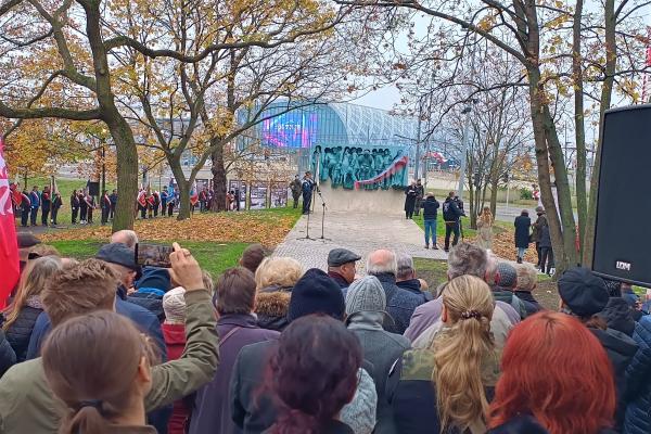 W Poznaniu odbyły się uroczystości odsłonięcia Pomnika wypędzonych Wielkopolan w czasie II wojny światowej.- kliknij aby powiększyć