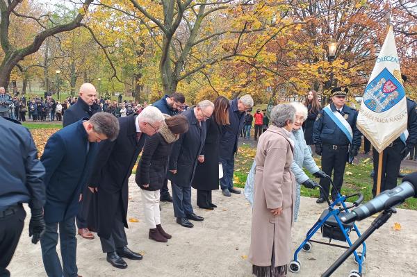 W Poznaniu odbyły się uroczystości odsłonięcia Pomnika wypędzonych Wielkopolan w czasie II wojny światowej.- kliknij aby powiększyć