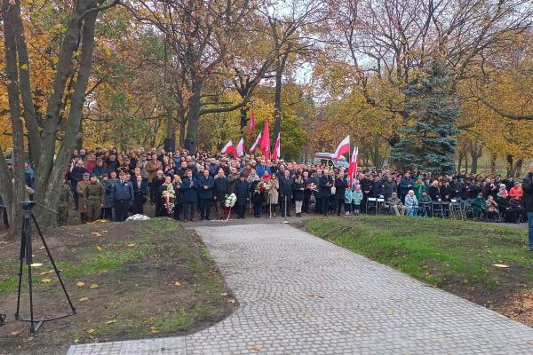 W Poznaniu odbyły się uroczystości odsłonięcia Pomnika wypędzonych Wielkopolan w czasie II wojny światowej.- kliknij aby powiększyć