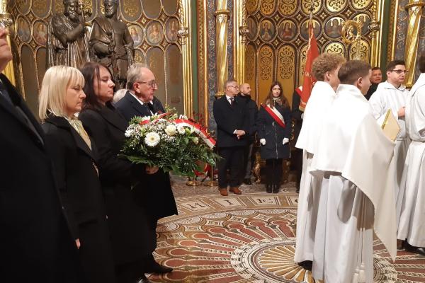  Wicemarszałek Wojciech Jankowiak oddał hołd władcom Polski z dynastii Piastów.- kliknij aby powiększyć