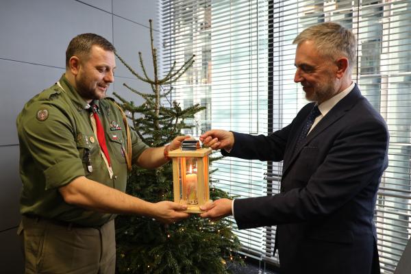 Wielkopolscy harcerze przekazali Marszałkowi Betlejemskie Światło Pokoju- kliknij aby powiększyć