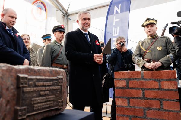 Marszałek Marek Woźniak podczas wmurowania kamienia węgielnego pod budowę nowego Muzeum Powstania Wielkopolskiego 1918-1919, luty 2024- kliknij aby powiększyć