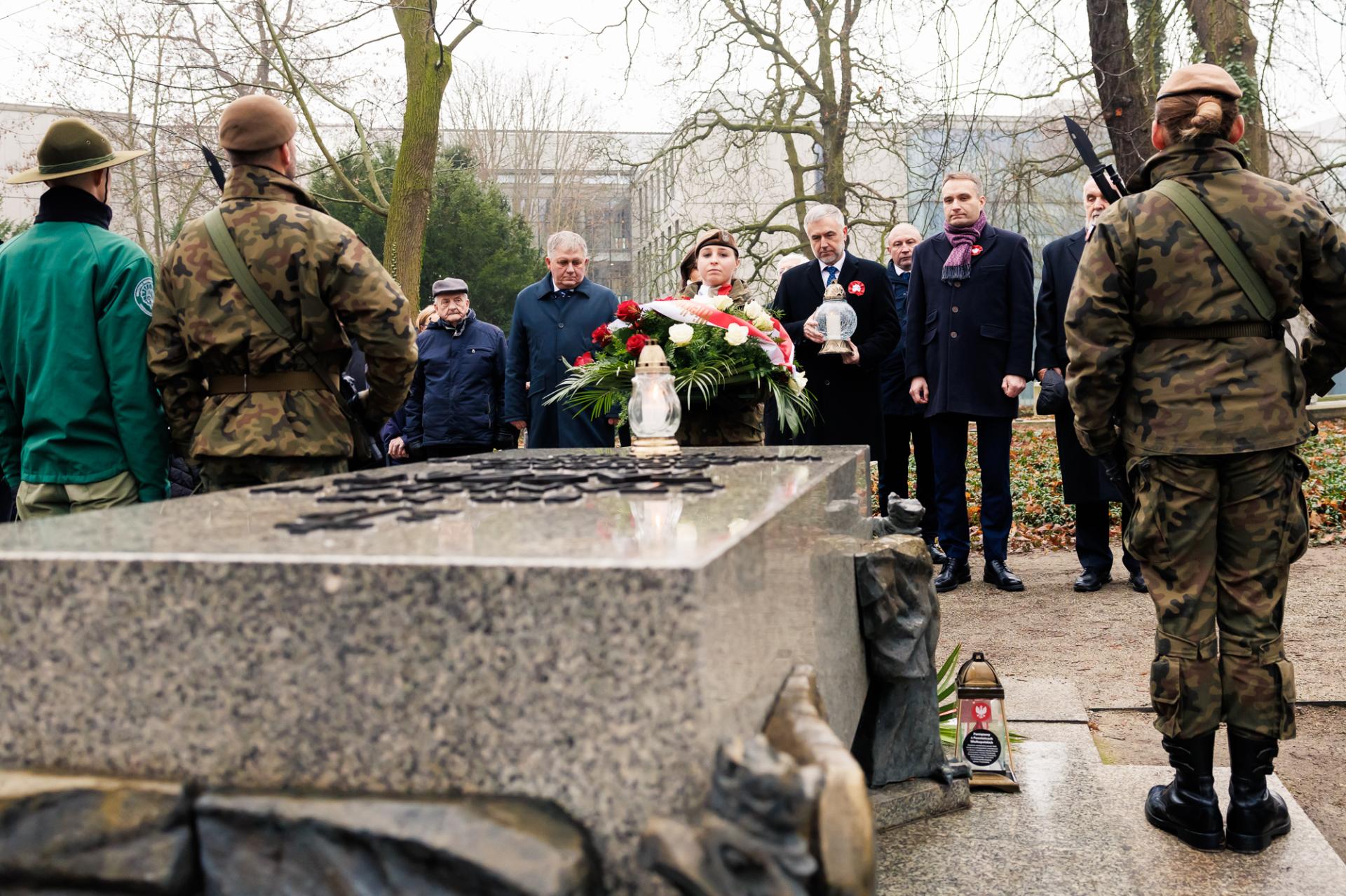 Marszałek złożył kwiaty na mogiłach bohaterów Powstania Wielkopolskiego    - zobacz więcej