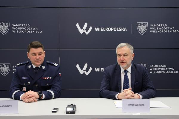 Ten projekt zdecydowanie zmieni obraz Wielkopolskiej Policji - Marszałek o wprowadzaniu e-usług w komendach 
- kliknij aby powiększyć