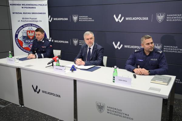 Konferencja prasowa: podpisanie umowy z Komendą Wojewódzką Policji w Poznaniu na sfinansowanie zakupu samochodów do czynności patrolowych- kliknij aby powiększyć