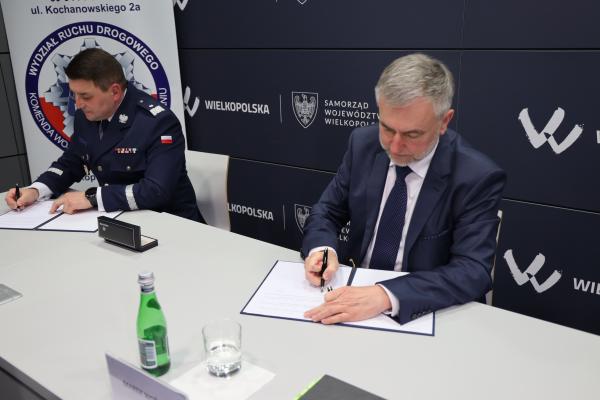 Konferencja prasowa: podpisanie umowy z Komendą Wojewódzką Policji w Poznaniu na sfinansowanie zakupu samochodów do czynności patrolowych- kliknij aby powiększyć