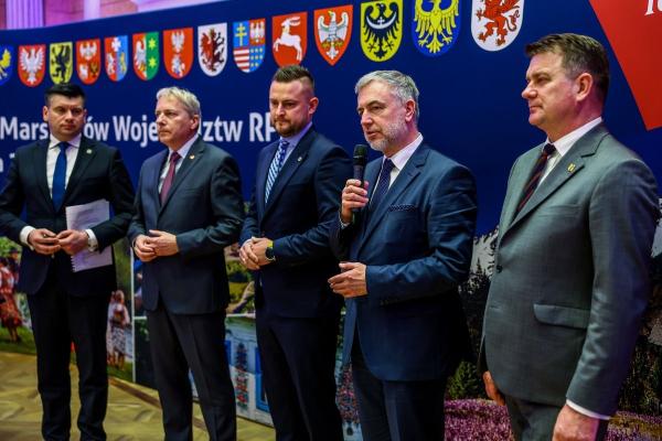 Szefowie pięciu polskich regionów węglowych wspólne stanowisko do Parlamentu Europejskiego, Komisji Europejskiej, Europejskiego Komitetu Regionów i Prezesa Rady Ministrów RP. Fot: UMWM- kliknij aby powiększyć