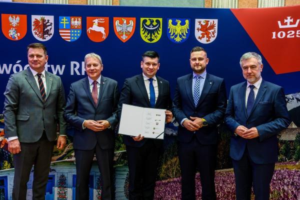 Szefowie pięciu polskich regionów węglowych wspólne stanowisko do Parlamentu Europejskiego, Komisji Europejskiej, Europejskiego Komitetu Regionów i Prezesa Rady Ministrów RP. Fot: UMWM- kliknij aby powiększyć