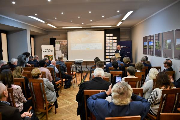 W Nowym Tomyślu odbyła się konferencja Tradycja plecionkarska w drodze na reprezentatywną listę niematerialnego dziedzictwa ludzkości UNESCO. Współpraca plecionkarzy z nauką, którą otworzył Wojciech Jankowiak, Wicemarszałek Województwa Wielkopolskiego. - kliknij aby powiększyć