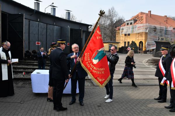 Parowozownia Wolsztyn może poszczycić się własnym sztandarem- kliknij aby powiększyć