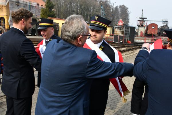 Parowozownia Wolsztyn może poszczycić się własnym sztandarem- kliknij aby powiększyć