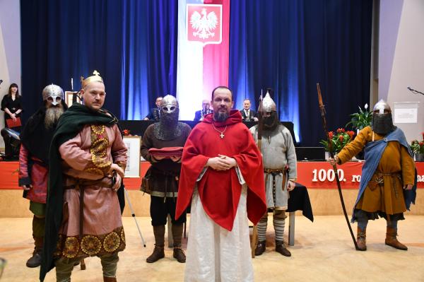 Na zdjęciach obrady Sejmiku Ziemi Gnieźnieńskiej został zwołany z okazji Milenium Koronacji Dwóch Pierwszych Królów Polski w Gnieźnie. W wydarzeniu wziął udział Marszałek Marek Woźniak- kliknij aby powiększyć