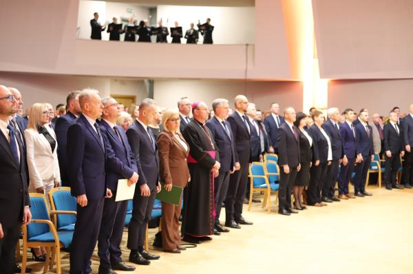 Na zdjęciach obrady Sejmiku Ziemi Gnieźnieńskiej został zwołany z okazji Milenium Koronacji Dwóch Pierwszych Królów Polski w Gnieźnie. W wydarzeniu wziął udział Marszałek Marek Woźniak- kliknij aby powiększyć