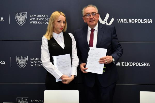 Wicemarszałek Wojciech Jankowiak podpisał umowę na naprawę dziewięciu autobusów szynowych będących własnością województwa.- kliknij aby powiększyć