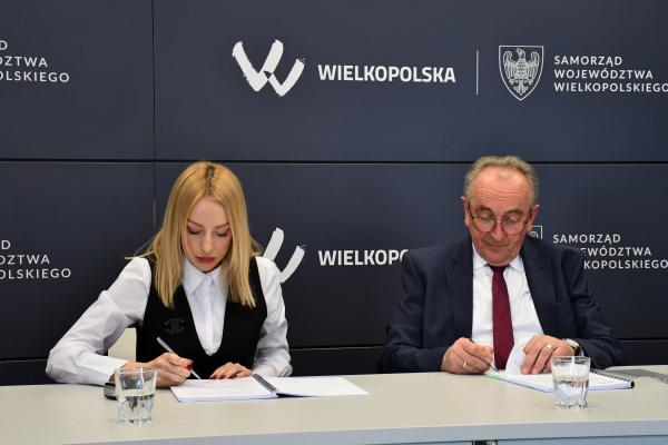 Wicemarszałek Wojciech Jankowiak podpisał umowę na naprawę dziewięciu autobusów szynowych będących własnością województwa.- kliknij aby powiększyć