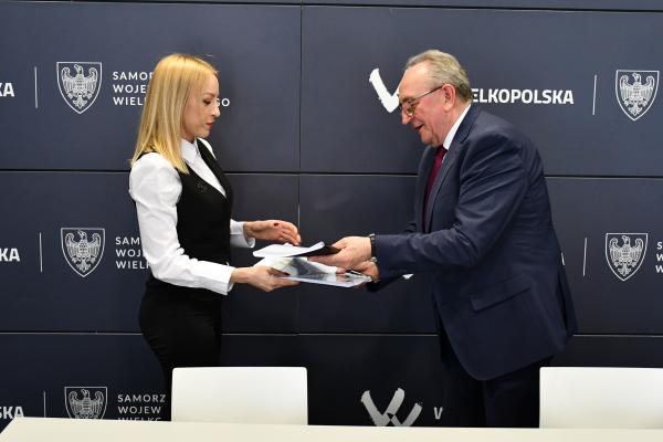Wicemarszałek Wojciech Jankowiak podpisał umowę na naprawę dziewięciu autobusów szynowych będących własnością województwa.- kliknij aby powiększyć