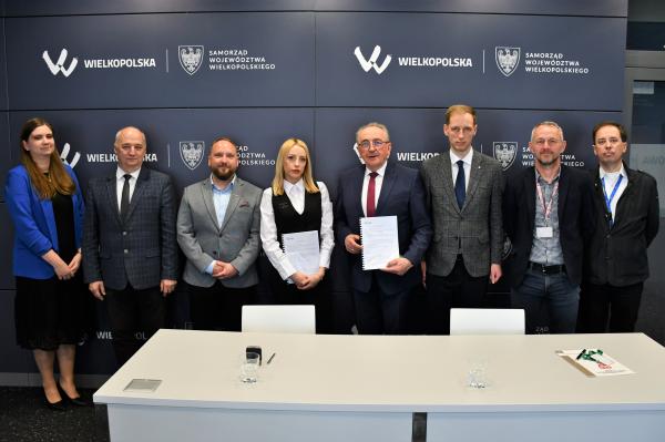 Wicemarszałek Wojciech Jankowiak podpisał umowę na naprawę dziewięciu autobusów szynowych będących własnością województwa.- kliknij aby powiększyć