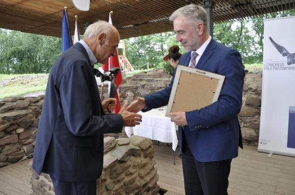 Marszałek Marek Woźniak wręczył Nagrodę Lednickiego Orła Piastowskiego prof. dr hab. Jackowi Banaszkiewiczowi- kliknij aby powiększyć