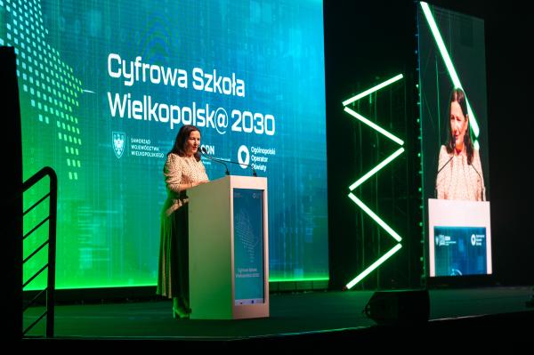 Dorota Kinal Dyrektor DEiN UMWW na scenie Konferencji Podsumowania I edycji projektu CSW2030- kliknij aby powiększyć