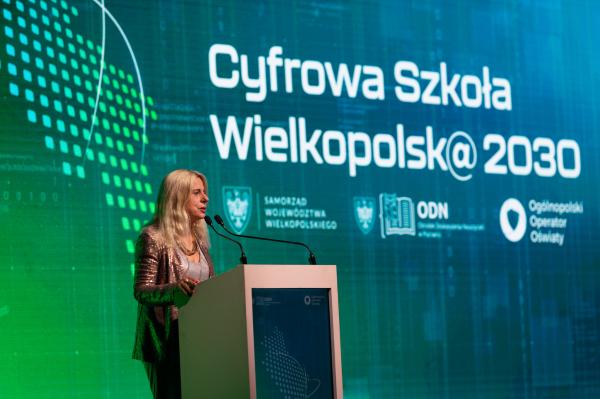 Katarzyna Kretkowska Członkini Zarządu Województwa Wielkopolskiego na scenie Konferencji Podsumowania I edycji projektu CSW2030- kliknij aby powiększyć