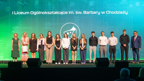 Uczniowie I Liceum Ogólnokształcącego w Chodzieży na scenie Konferencji Podsumowania I edycji projektu CSW2030- kliknij aby powiększyć