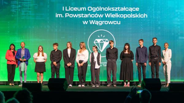 Uczniowie I Liceum Ogólnokształcącego w Wągrowcu na scenie Konferencji Podsumowania I edycji projektu CSW2030- kliknij aby powiększyć