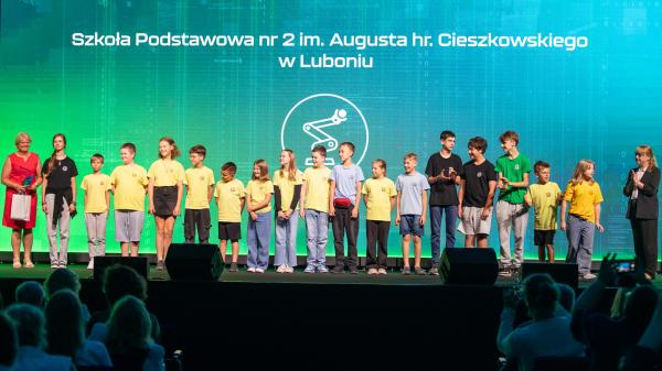 Uczniowie Szkoły Podstawowej nr 2 w Luboniu na scenie Konferencji Podsumowania I edycji projektu CSW2030- kliknij aby powiększyć